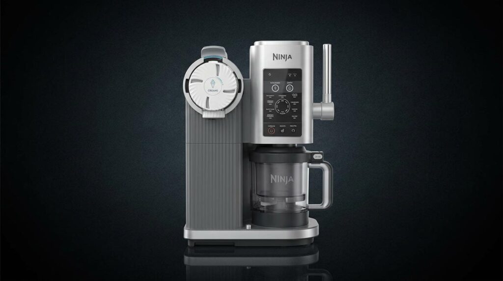 Promo machine à glace Ninja Creami Scoop & Swirl sur fond sombre, mise en avant seule pour préparer des glaces à l’italienne maison