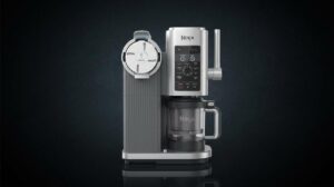 Promo machine à glace Ninja Creami Scoop & Swirl sur fond sombre, mise en avant seule pour préparer des glaces à l’italienne maison