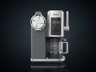 Promo machine à glace Ninja Creami Scoop & Swirl sur fond sombre, mise en avant seule pour préparer des glaces à l’italienne maison