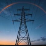 Pylône haute tension au crépuscule, illustrant le réseau électrique français et les variations du prix de l’électricité avec la tarification dynamique
