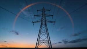 Pylône haute tension au crépuscule, illustrant le réseau électrique français et les variations du prix de l’électricité avec la tarification dynamique