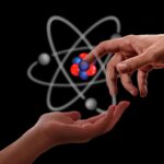 Atome symbolisant la transformation chimique des PFAS en lithium pour batteries lithium-ion par flash fluorination