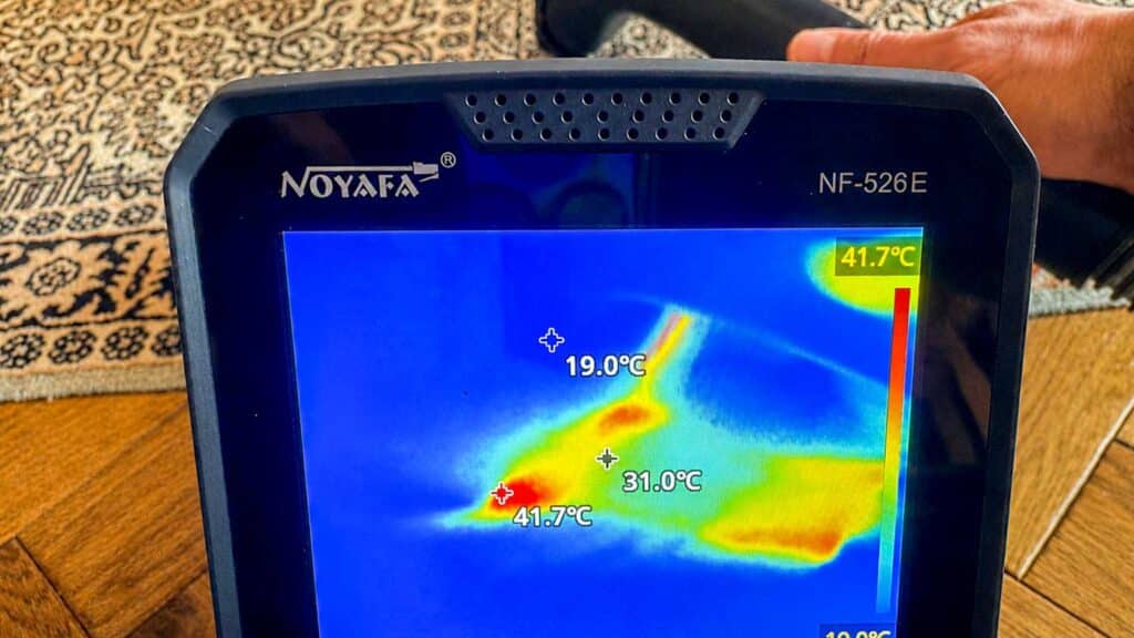 Image thermique du Rowenta Clean It Hot & Cold mesurant environ 42 °C sur un tapis