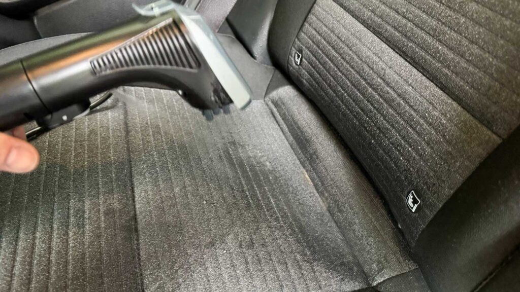 Nettoyage d’une tache de chocolat sur un siège de voiture avec le Rowenta Clean It Hot & Cold
