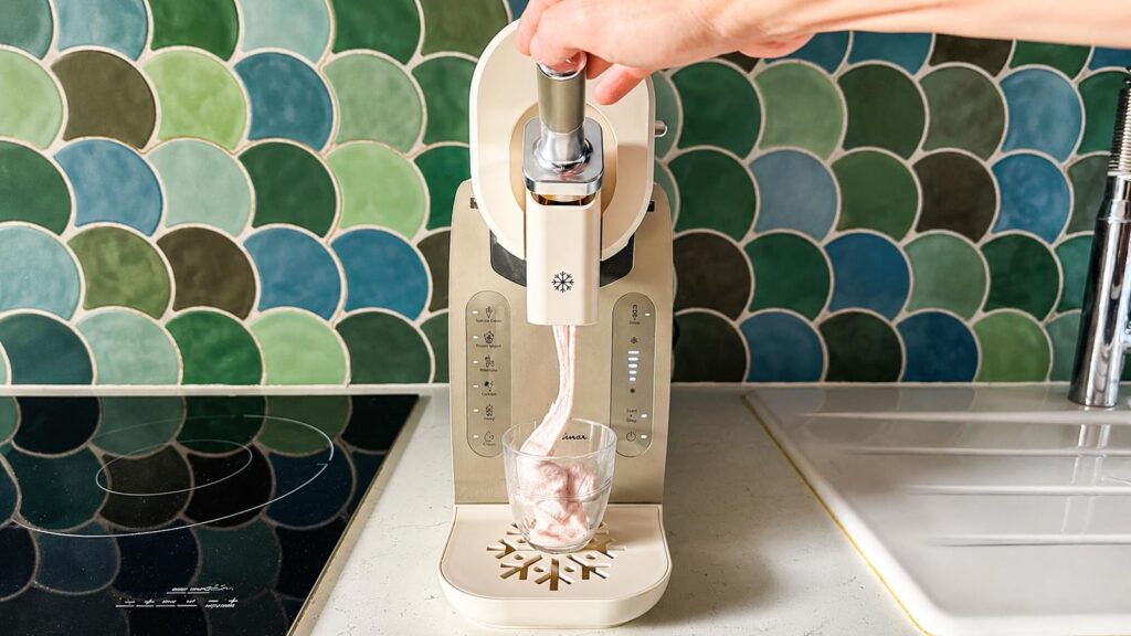 Moulinex Freezi servant une glace à l’italienne à la fraise dans un verre
