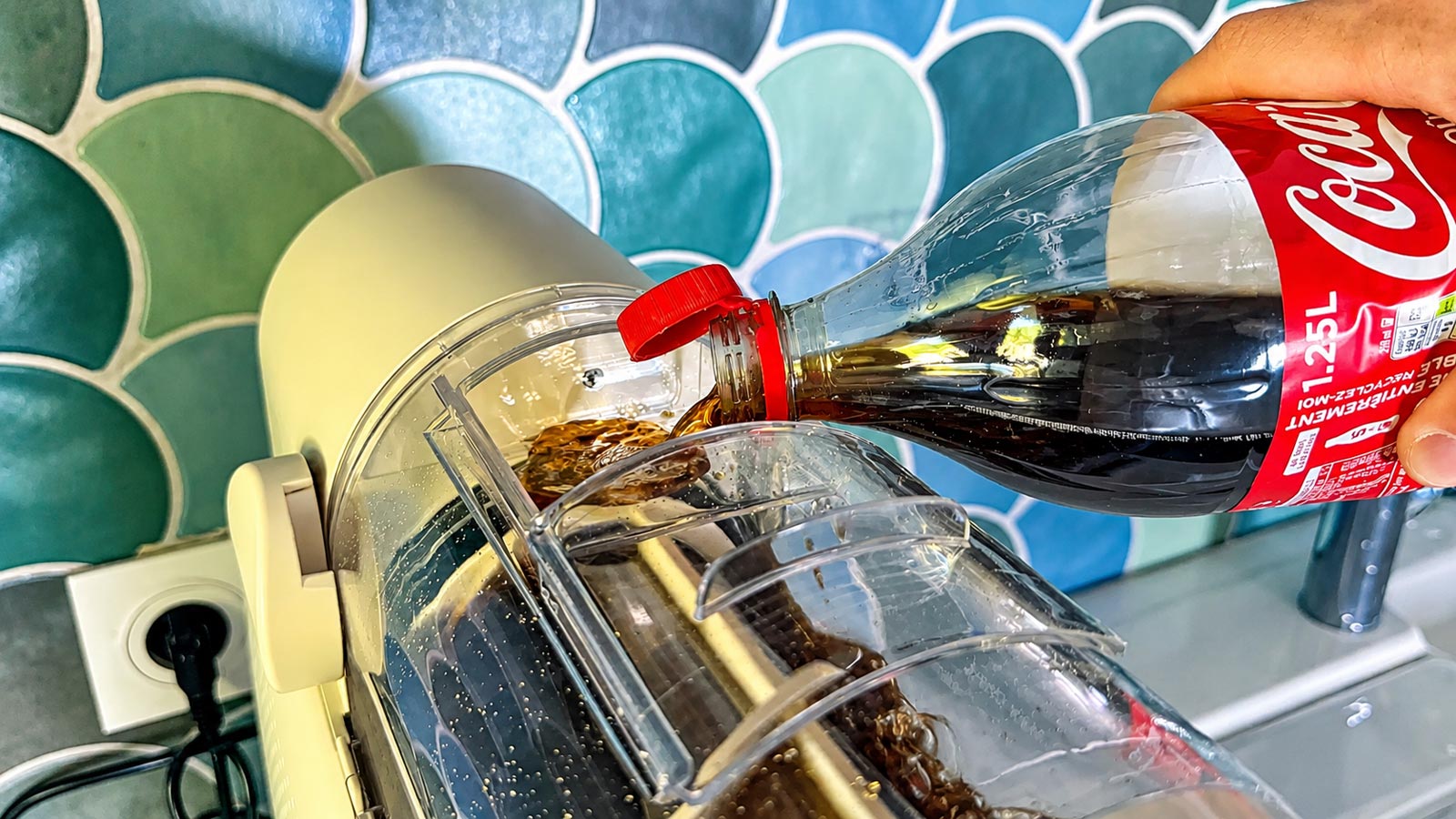 Coca-Cola versé dans le réservoir de la Moulinex Freezi pour préparer un granité