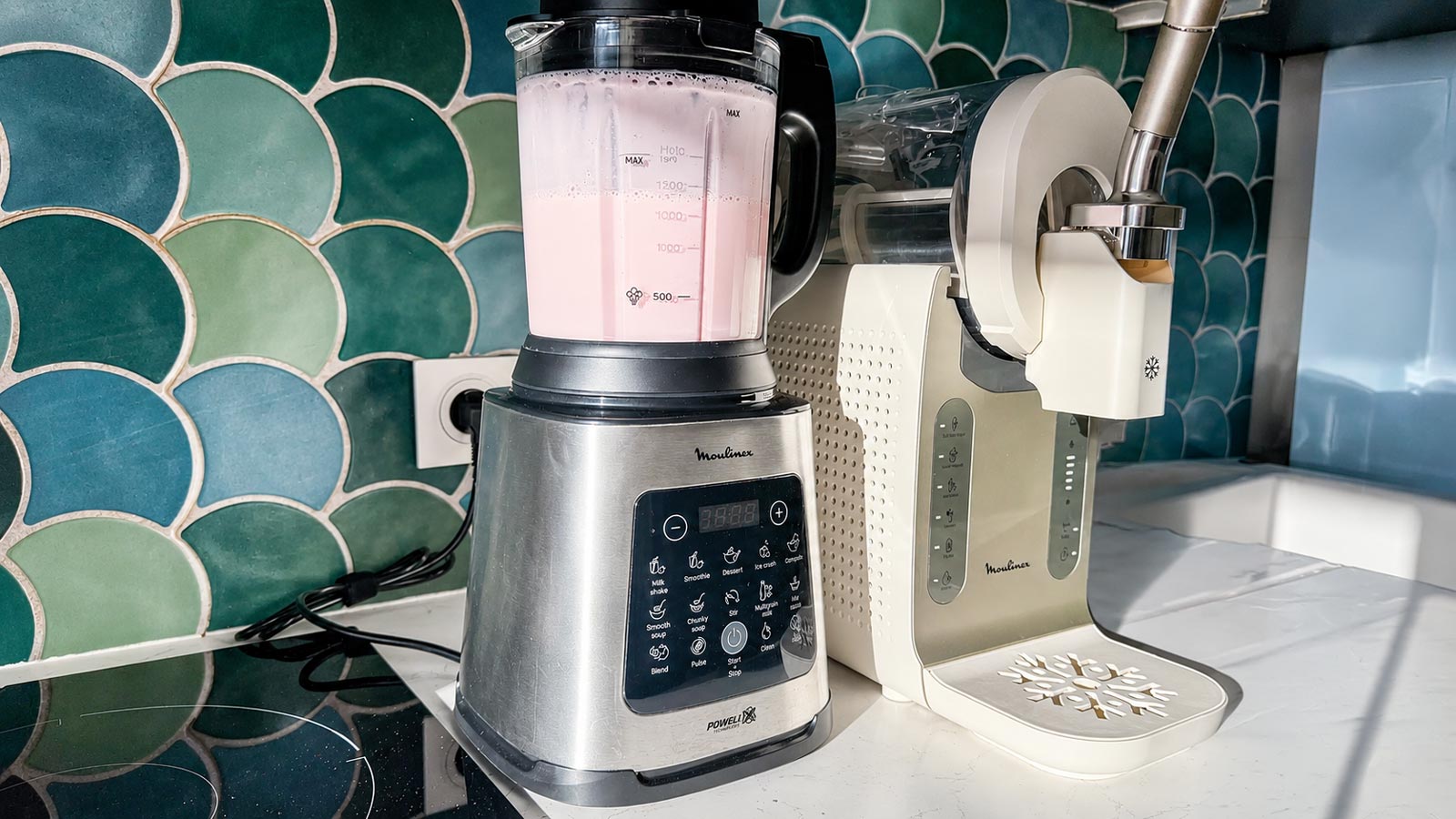Préparation à la fraise mixée au blender avant passage dans la Moulinex Freezi