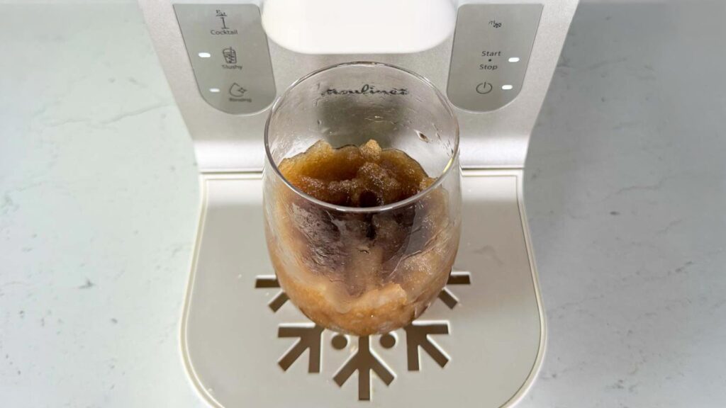 Granité au Coca-Cola préparé avec la Moulinex Freezi dans un verre