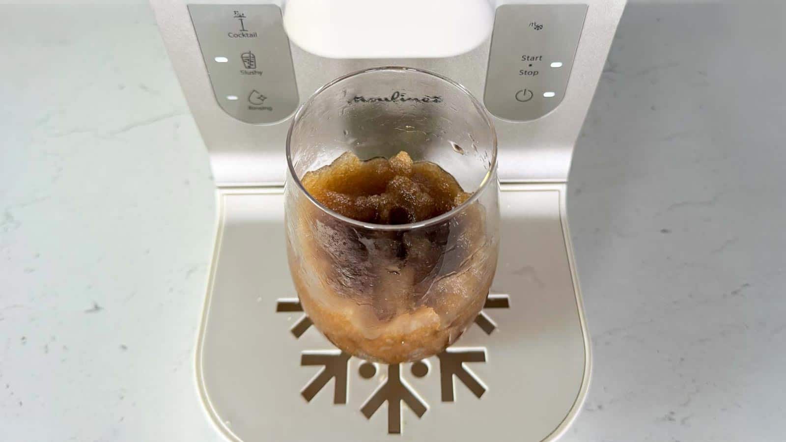Granité au Coca-Cola préparé avec la Moulinex Freezi dans un verre