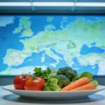 Assiette de légumes frais devant une carte de l’Europe pour illustrer le risque de cadmium selon les pays