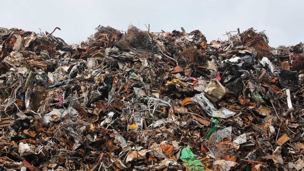 Montagne de déchets dans un centre de tri illustrant les risques liés aux mauvais gestes de tri