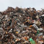 Montagne de déchets dans un centre de tri illustrant les risques liés aux mauvais gestes de tri