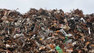 Montagne de déchets dans un centre de tri illustrant les risques liés aux mauvais gestes de tri