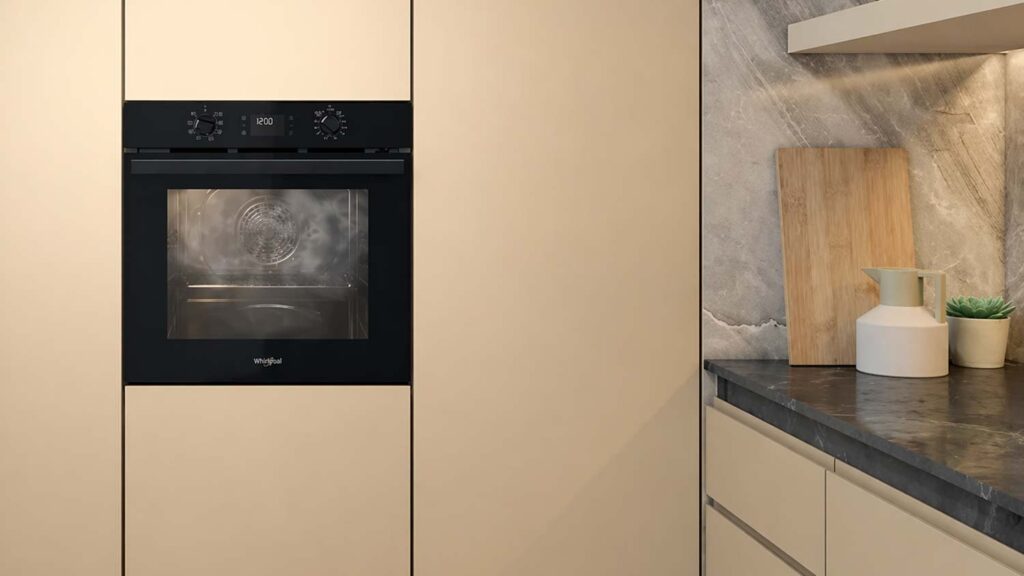 Four encastrable pyrolyse Whirlpool noir 71L en promotion pour les French Days