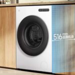 Vue de trois-quarts d'un lave-linge blanc Xiaomi Mijia encastré, avec des lignes de cotation rouges indiquant une profondeur de 516 mm dans un meuble de 600 mm.