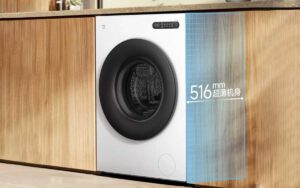 Vue de trois-quarts d'un lave-linge blanc Xiaomi Mijia encastré, avec des lignes de cotation rouges indiquant une profondeur de 516 mm dans un meuble de 600 mm.