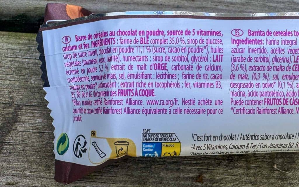 Liste d’ingrédients détaillée au dos d’une barre de céréales au chocolat Chocapic, avec de nombreux additifs et mentions nutritionnelles.