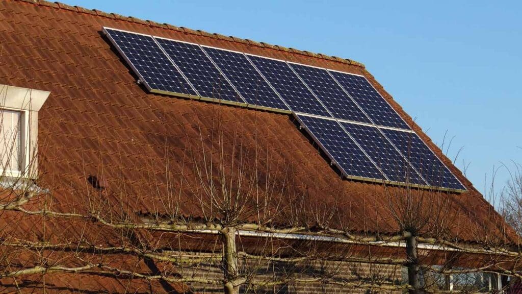 Panneaux solaires à nettoyer sur un toit de maison