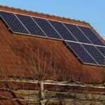 Panneaux solaires à nettoyer sur un toit de maison