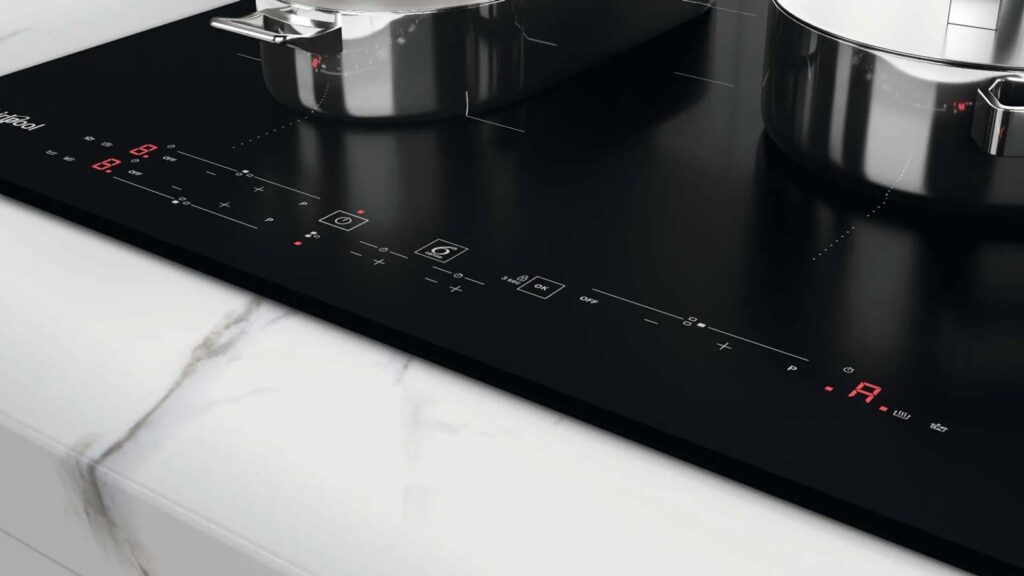 Plaque à induction Whirlpool noire 3 foyers avec ConneXion Zone en promotion pour les French Days