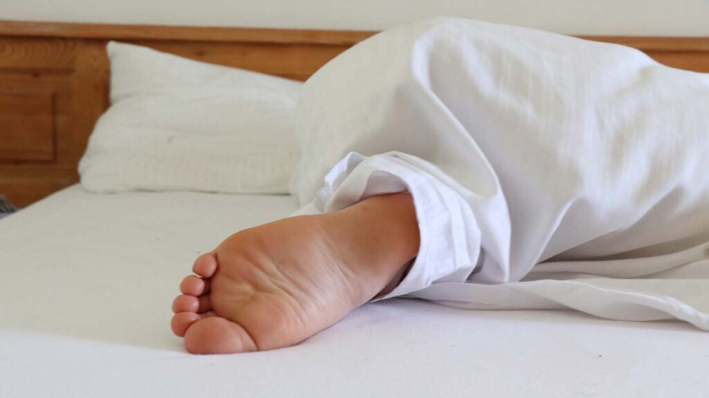 Personne en train de dormir sur son matelas