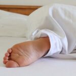 Personne en train de dormir sur son matelas