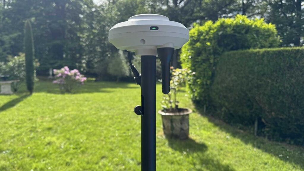 Installation de l'antenne RTK du robot tondeuse sans fil Anthbot Genie800 dans le jardin.