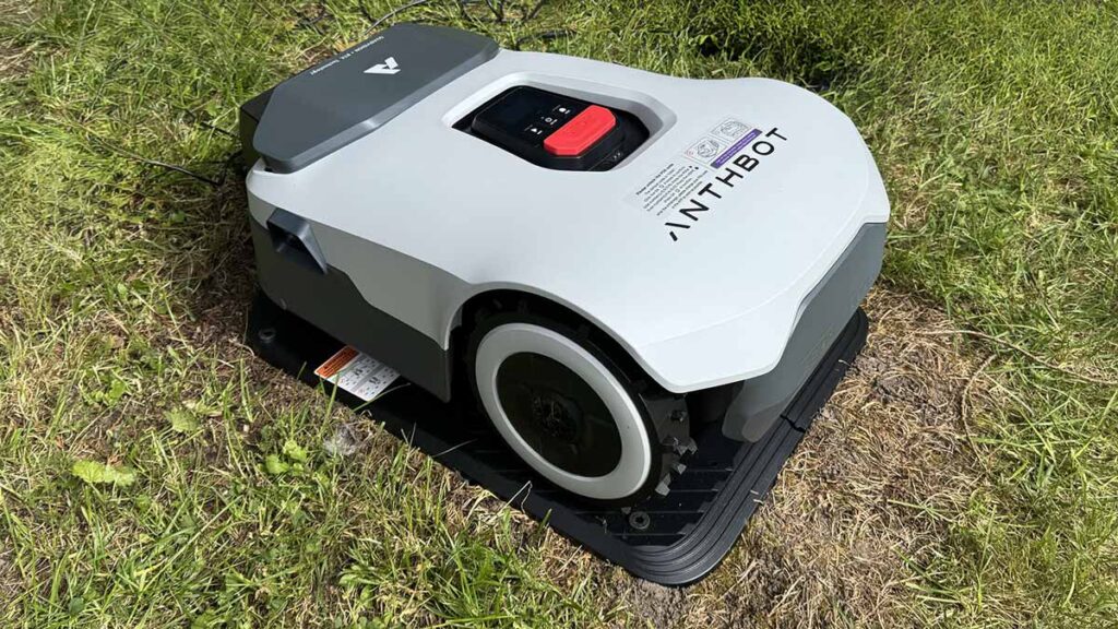 Le robot tondeuse Anthbot Genie 800 connecté à sa station de recharge automatique.