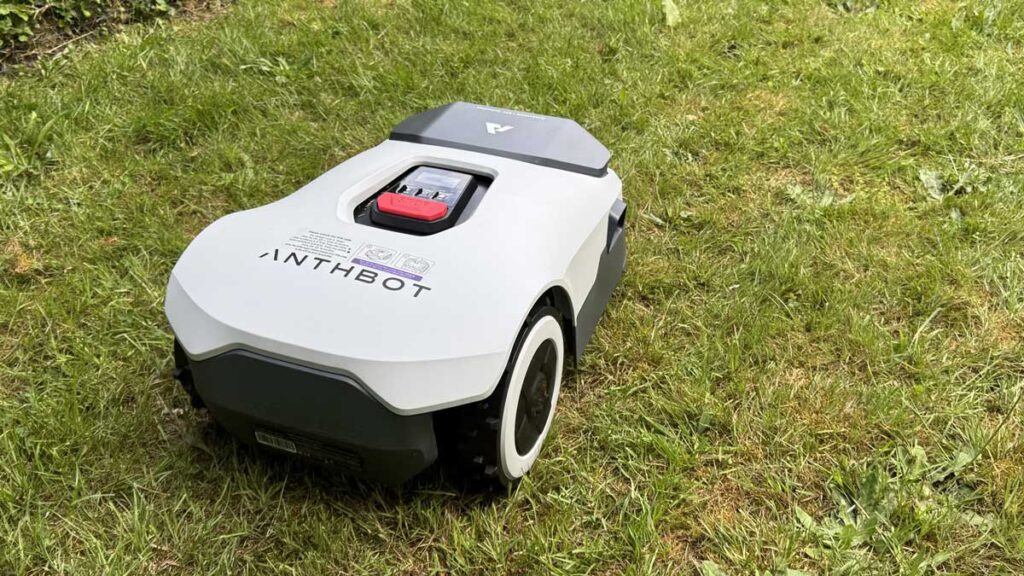Le robot Anthbot Genie800 en pleine navigation intelligente sur une pelouse complexe.