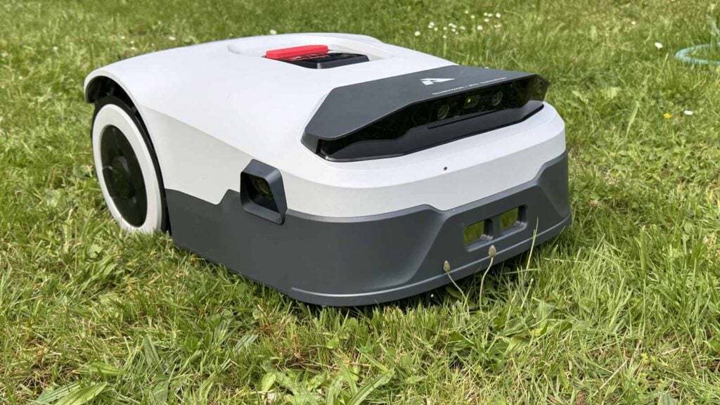 Test complet du robot tondeuse sans fil Anthbot Genie800 sur le terrain d'essai de LaboMaison.