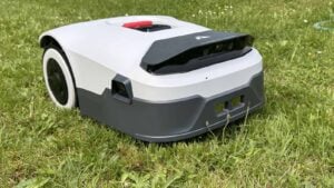 Test complet du robot tondeuse sans fil Anthbot Genie800 sur le terrain d'essai de LaboMaison.