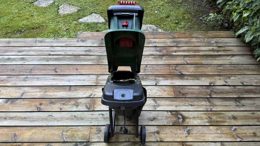 Broyeur Parkside de Lidl avec le couvercle basculé montrant l'accès au système interne de broyage.