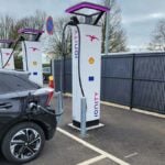 Voiture électrique branchée à une borne de recharge rapide Ionity sur une aire d'autoroute.