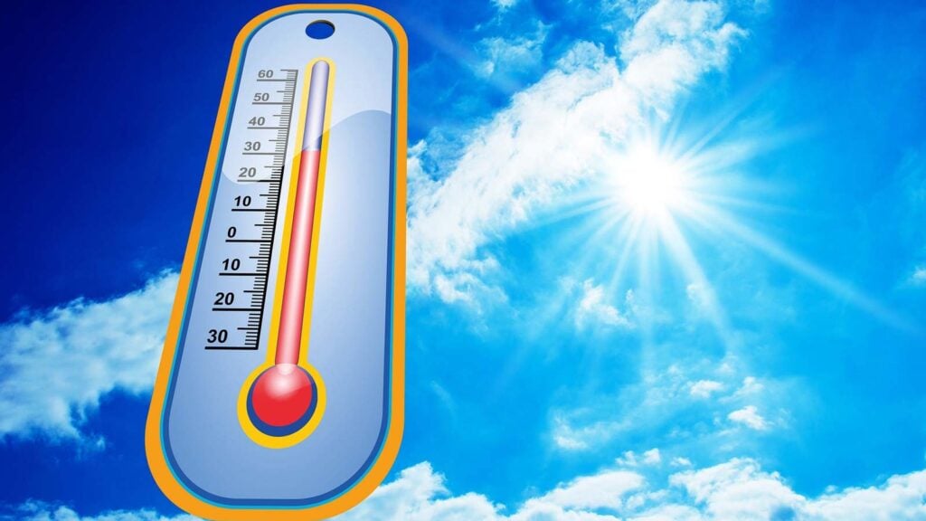 Thermomètre affichant une température élevée en plein soleil pendant une canicule