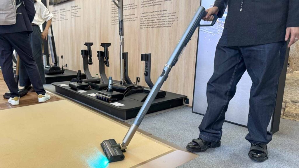 Dévoilé à Chantilly, l'aspirateur balai sans fil Dreame Aqua Air associe une légèreté exceptionnelle de moins de 1 kg à une puissance d'aspiration de 20 000 Pa.