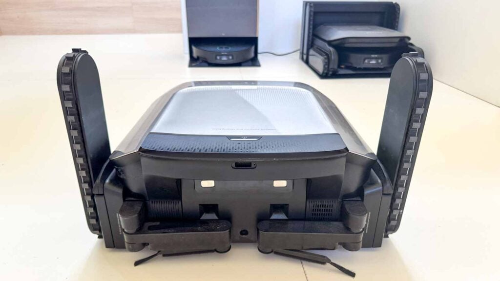 Présenté à l'IFA 2025, le robot nettoyeur Dreame Cyber X utilise une conception biomimétique à chenilles pour monter les escaliers de manière autonome.