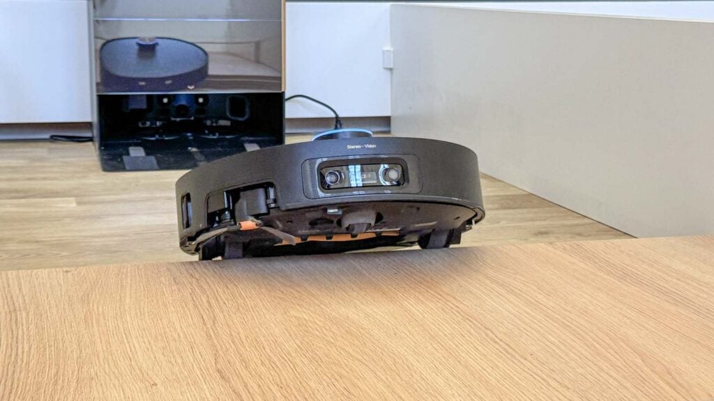 Dreame X60 Pro Ultra Complete franchissant une marche grâce à son système de surélévation robotisé