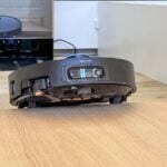 Dreame X60 Pro Ultra Complete franchissant une marche grâce à son système de surélévation robotisé