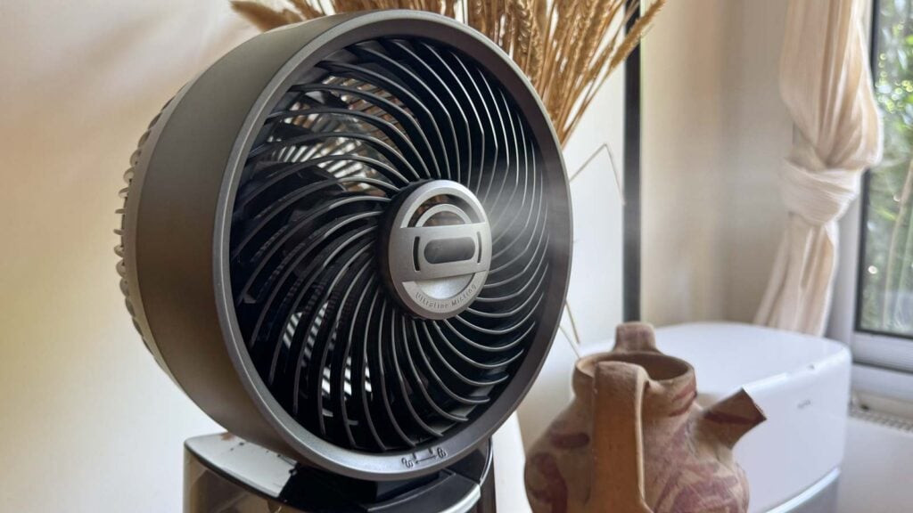 Brume ultrafine diffusée par le ventilateur brumisateur Dreo TurboCool 516S