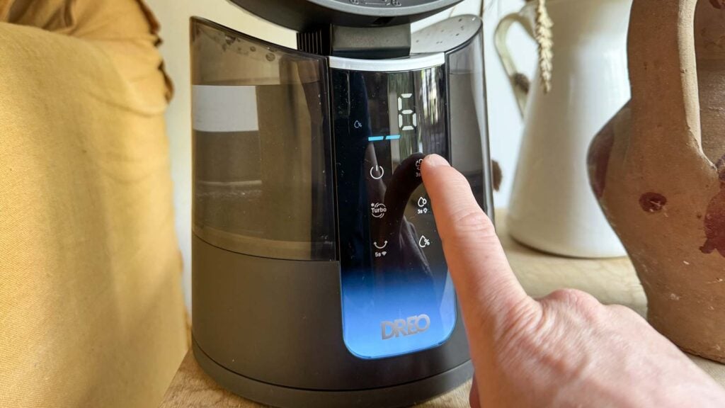 Panneau de commande tactile situé sur le dessus du ventilateur Dreo TurboCool 516S