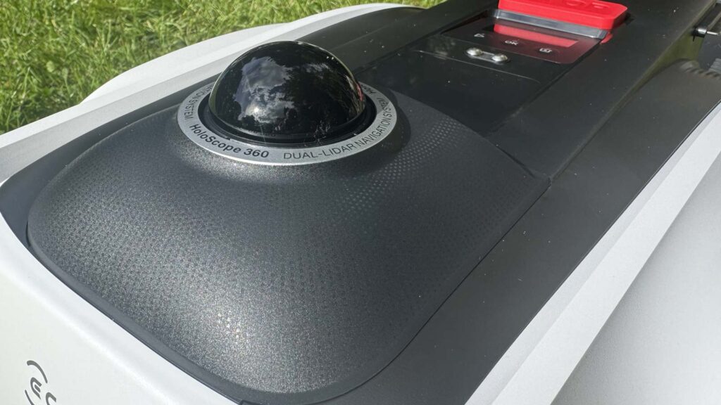 Module LiDAR 360 degrés sur le dessus du robot tondeuse Ecovacs Goat O1200 pour la cartographie du jardin