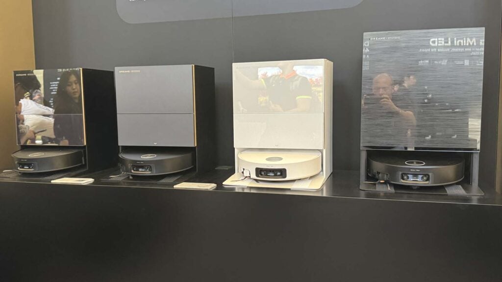 Les robots aspirateurs laveurs Dreame X60 Pro Ultra Complete, X60 Pro Ultra Matrix, X60 Pro Ultra Matrix Vision et X60 Pro Master présentés côte à côte