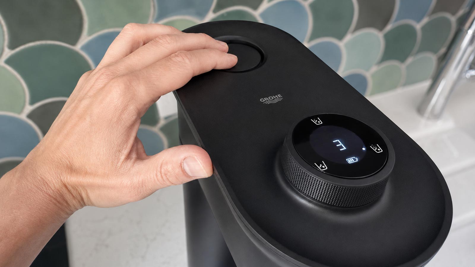 Appui sur le bouton de gazéification de la Grohe Blue Fizz Premium
