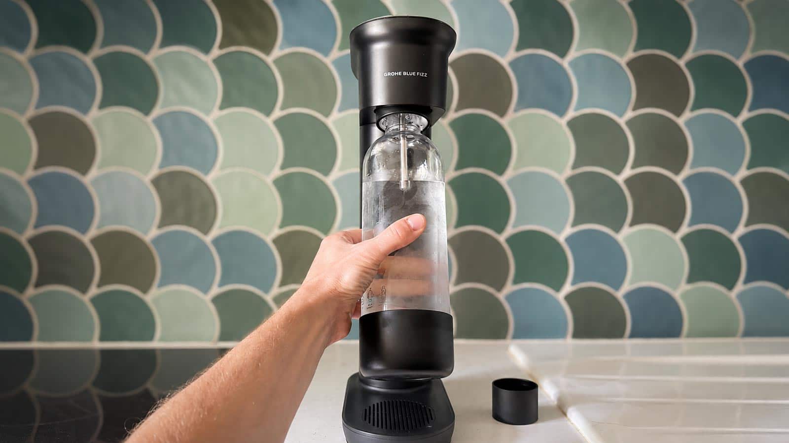 Installation inclinée de la bouteille sur la Grohe Blue Fizz Premium