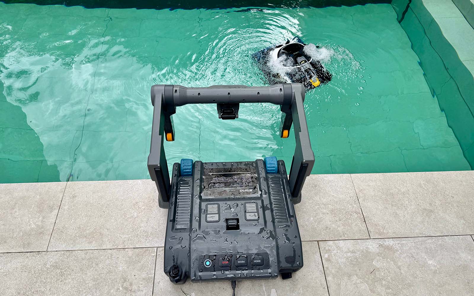 Le robot piscine Mammotion Spino S1 Pro en action © Labo Maison
