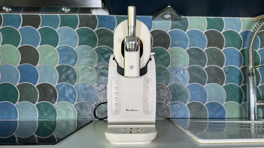 La machine Moulinex Freezi installée sur le plan de travail du laboratoire de test de Labo Maison.
