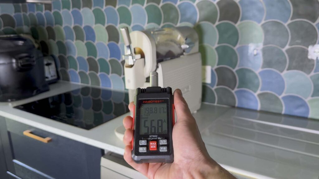 Mesure du niveau sonore en dBA de la machine à glaces Moulinex Freezi avec un sonomètre lors d'un test.