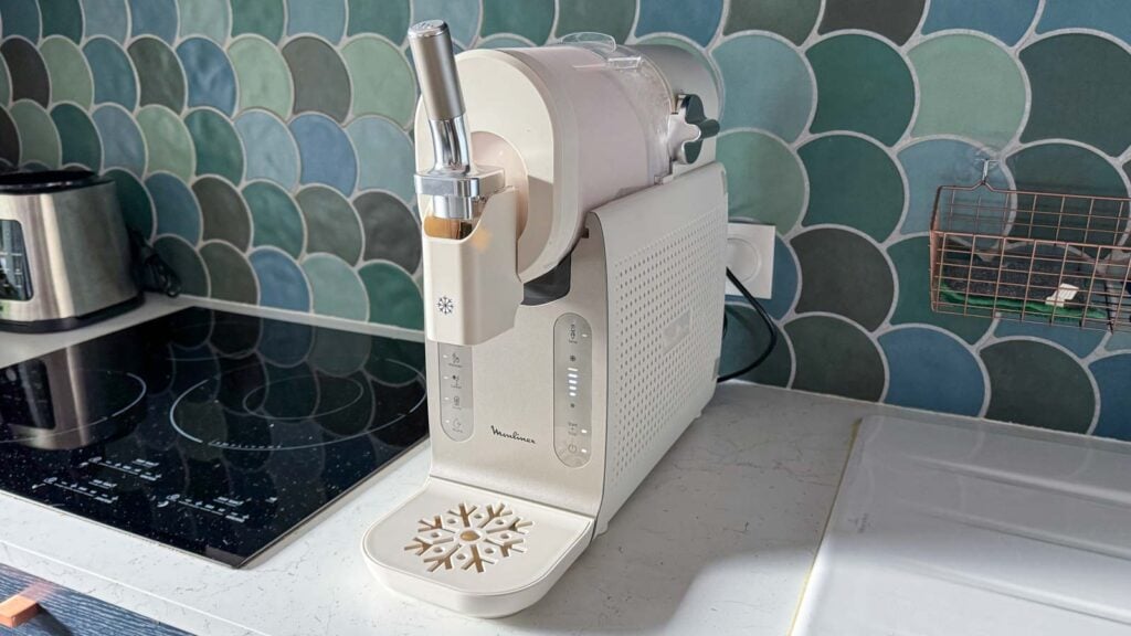 Machine à glace Moulinex Freezi de trois quarts en train de brasser une glace à l’italienne à la fraise