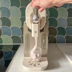 Machine Moulinex Freezi vue de face en train de servir une glace à l’italienne dans un verre