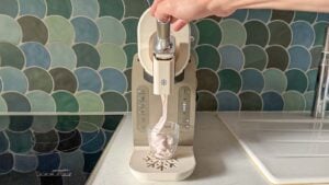 Machine Moulinex Freezi vue de face en train de servir une glace à l’italienne dans un verre